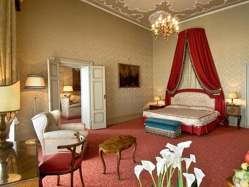 Sina Brufani Hotel Перуджа Екстериор снимка A suite at the Hotel de Crillon