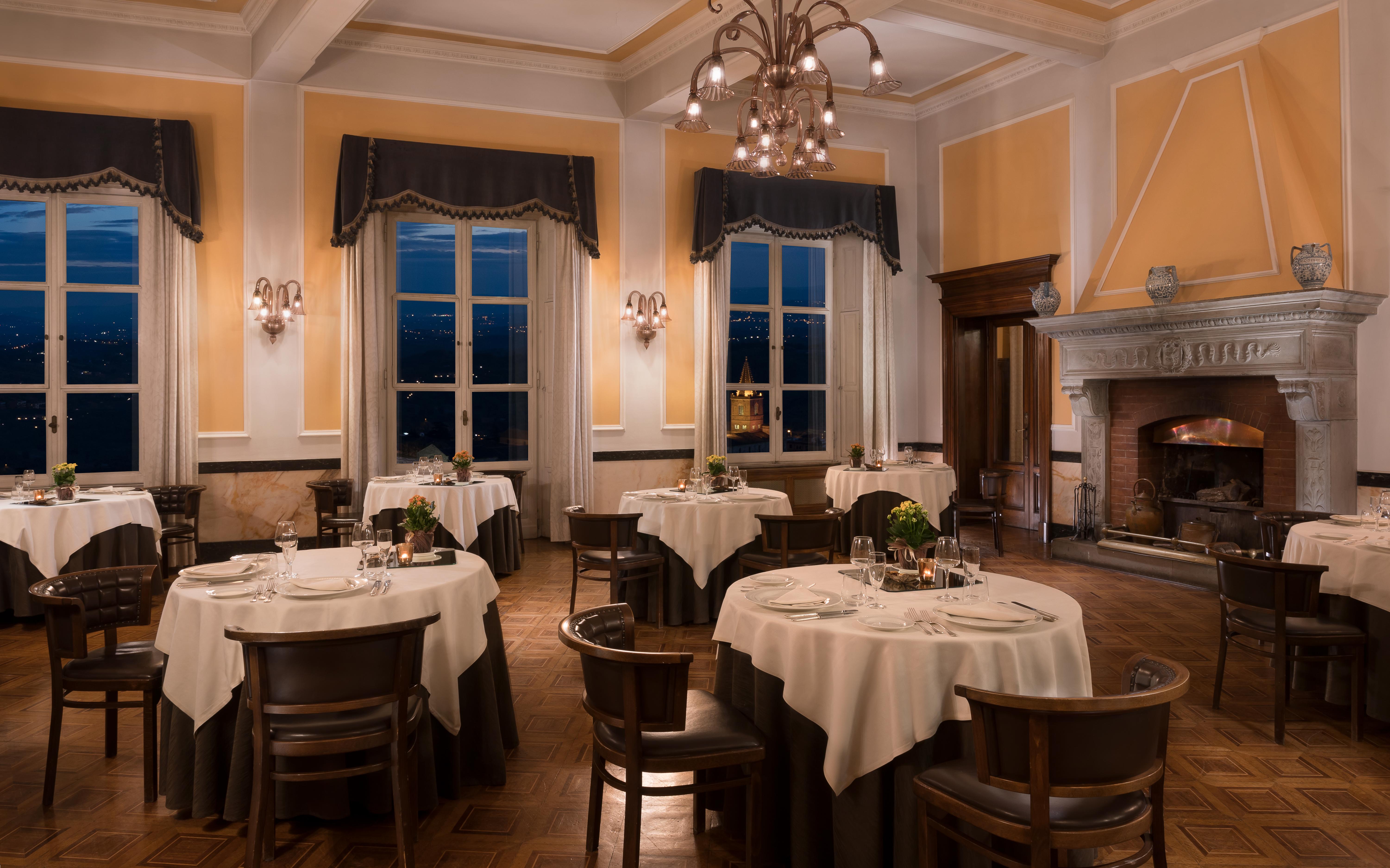 Sina Brufani Hotel Перуджа Екстериор снимка Restaurant "La Piazzetta"