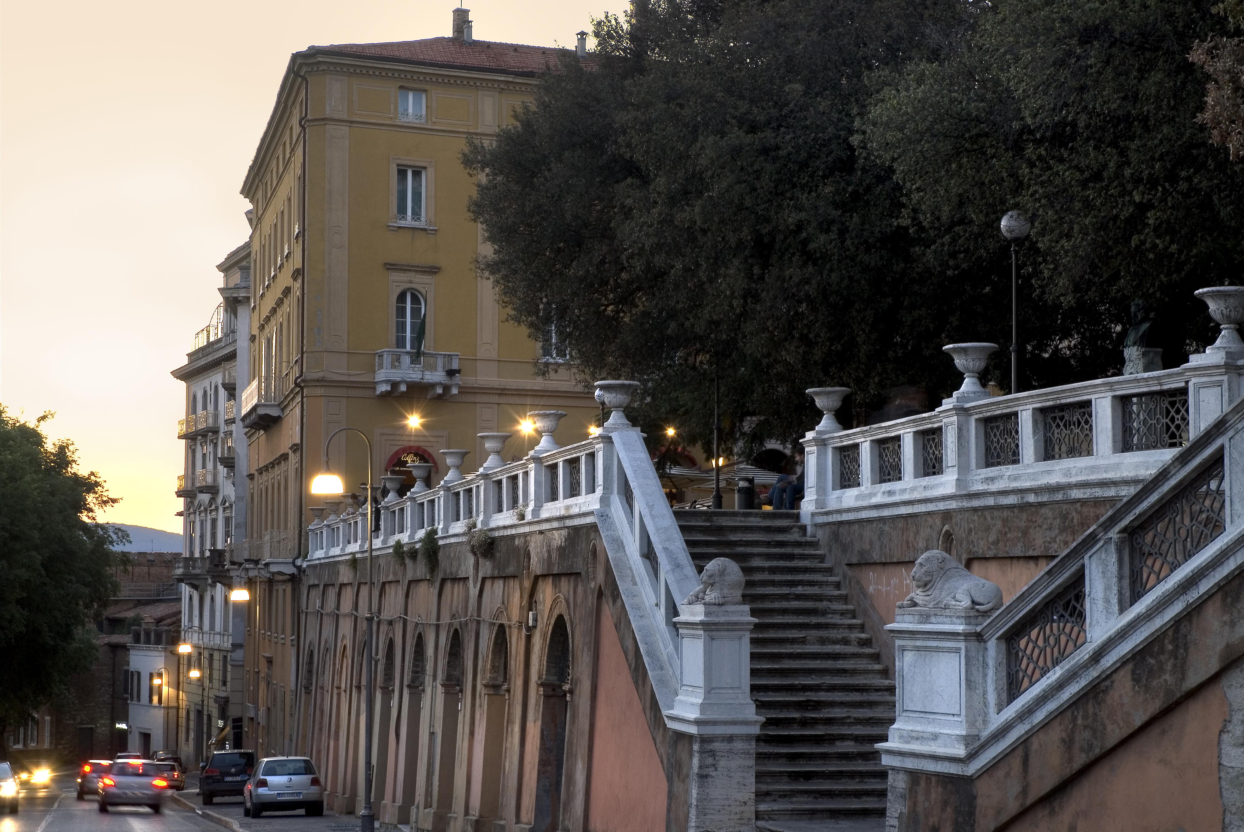 Sina Brufani Hotel Перуджа Екстериор снимка The staircase of the Villa comunale