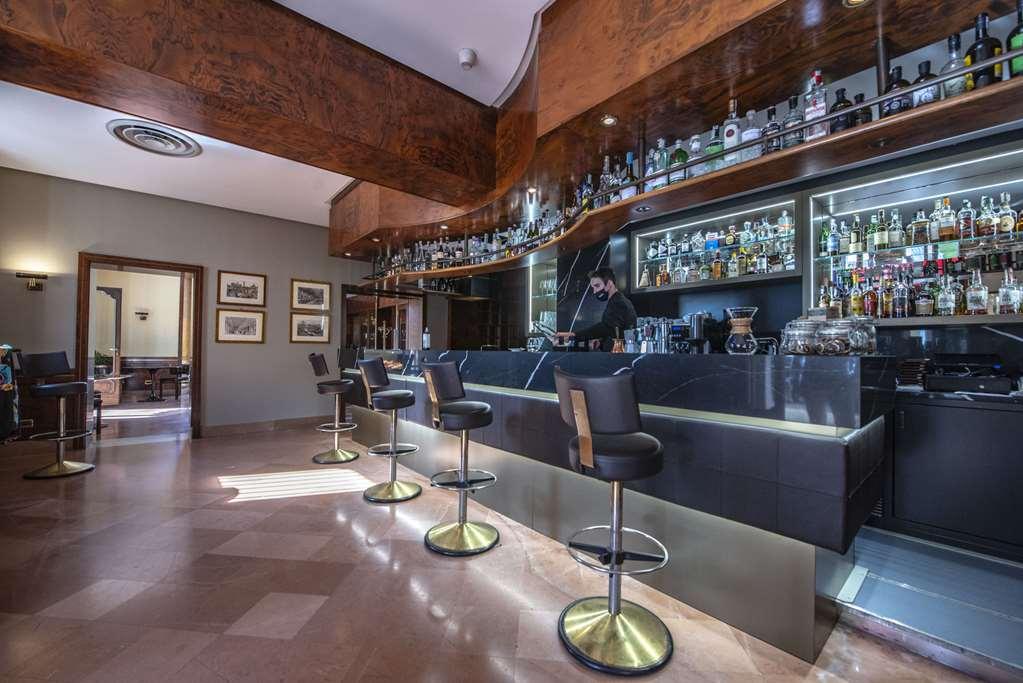 Sina Brufani Hotel Перуджа Ресторант снимка The bar at the hotel